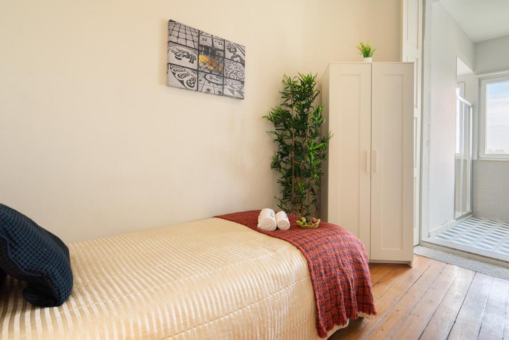Host Wise - Sweet Bright Flats - City Center Porto Room photo